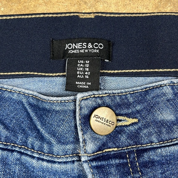 Jones New York Straight Leg Jean with banded waist
Size: 12 - Picture 3 of 7